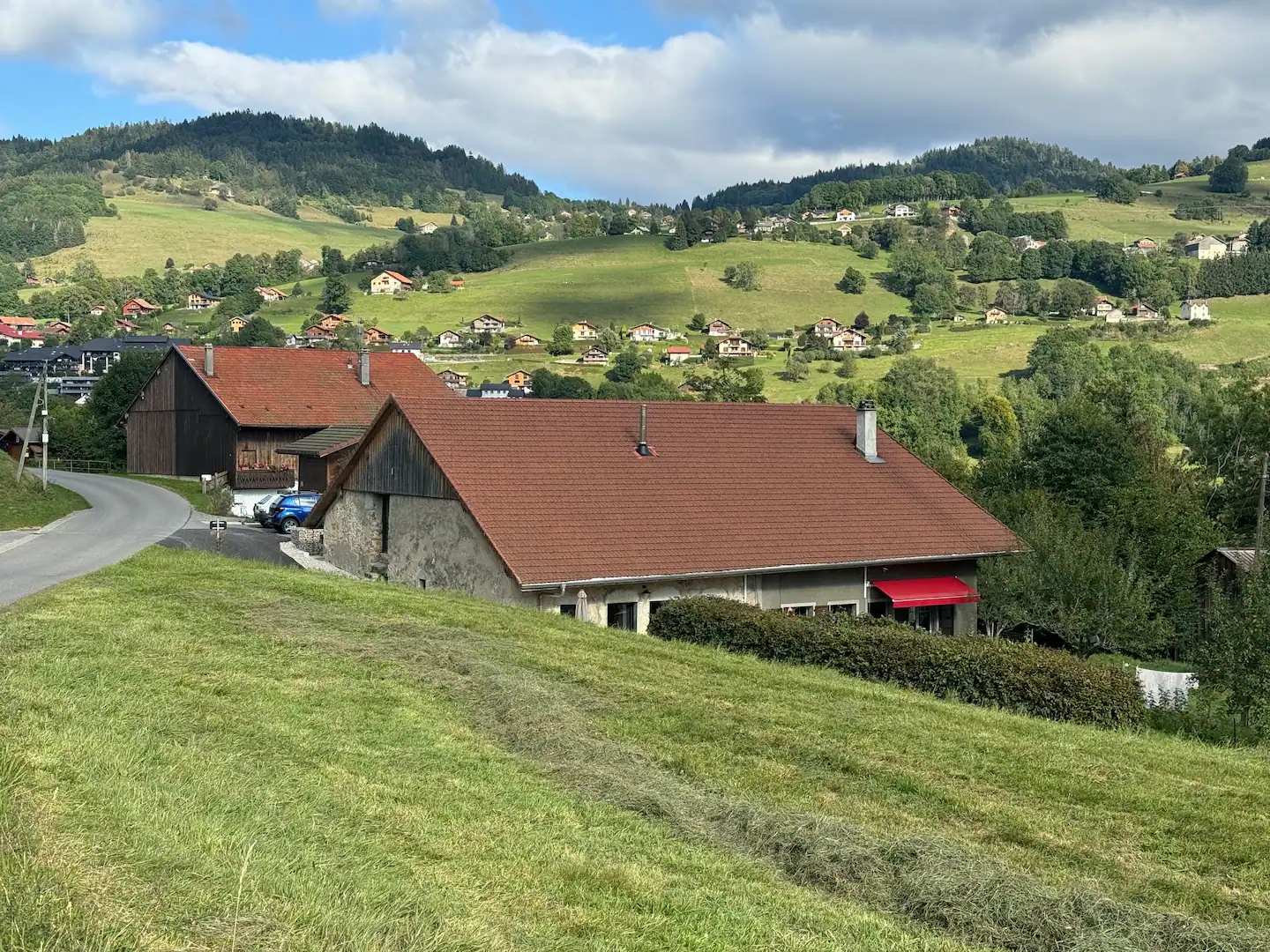 La batisse vue depuis les champs